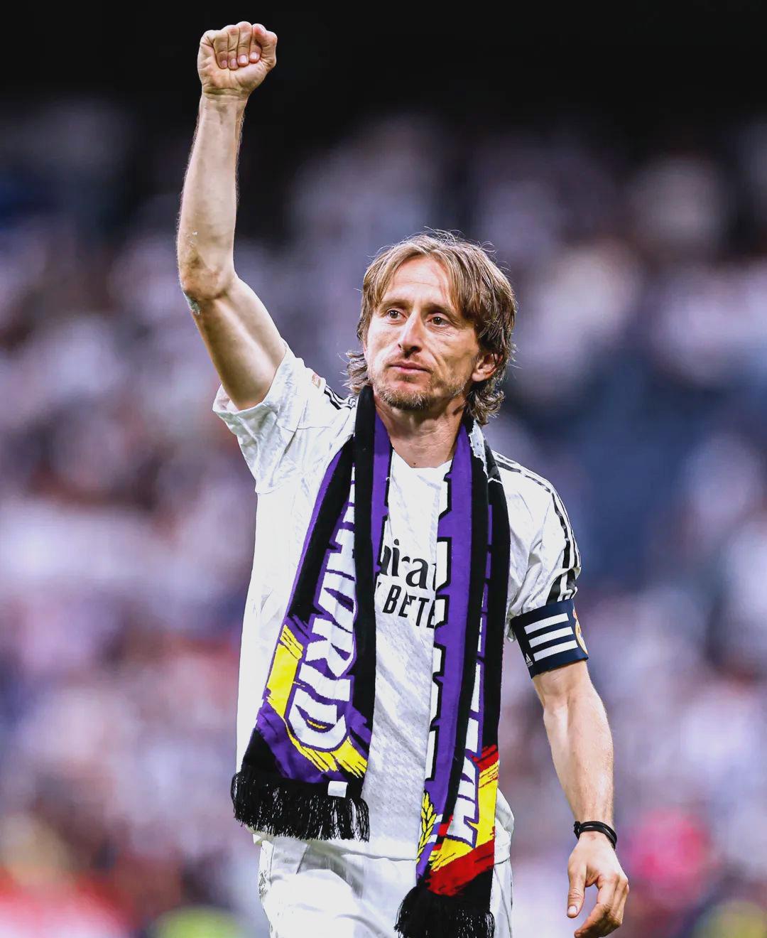 皇马2亿巨星失控！报复动作被罚下 怒指裁判要动手 吕迪格拽走